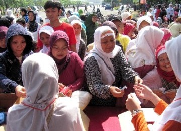 Sedekah Seragam Untuk Yatim dan Dhuafa